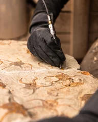 Man engraving some fossils in a factory in Morocco © Ilias Kouroudis