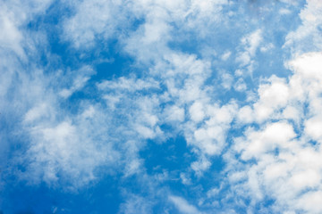 The first blue spring sky is more beautiful than a huge treasure.