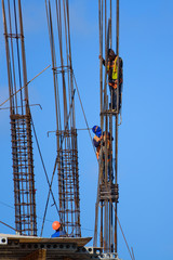 Obraz premium male latin worker working on dangerously tall heights in building construction