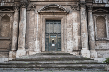 Naklejka premium Stairs leading into an ancient church in Rome