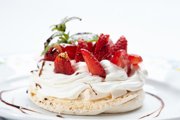 Strawberry pavlova cake