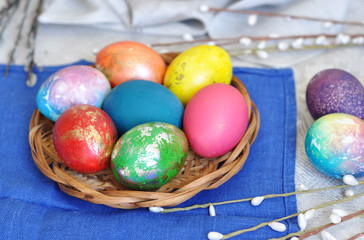 Obraz na płótnie Canvas colorful easter eggs in basket