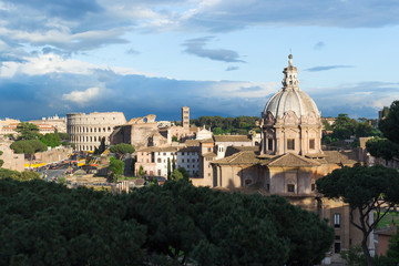 Fototapeta na wymiar Vista sui Fori romani e il Colosseo dall'Altare della Patria a Roma