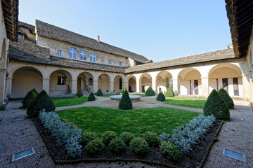 Cloître du couvent des Augustins, Crémieu, Isère, Auvergne-Rhône-Alpes, France
