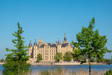 Obraz premium the Schwerin castle in spring in the most beautiful weather before blue sky