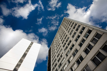 Obraz premium Low angle shot of a tall building