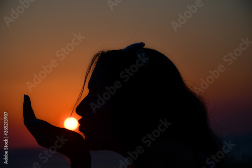 Coucher De Soleil Silhouette Femme Soleil Ciel Lever Du Soleil Nature Gens Orange Aimer Soir Crepuscule Plage Couple Personne Noir Ete Seul Mer Meditation Beau Nuage Prier Voyag Wall Mural Gilles