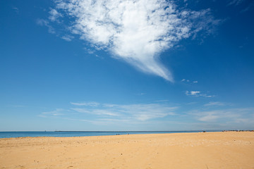 Paisaje de playa con nube.