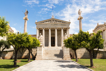 Athen, Griechenland. Das moderne Gebäude der Akademie von Athen, der griechischen Nationalakademie und der höchsten Forschungseinrichtung des Landes