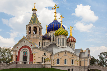 Fototapeta na wymiar The picturesque church in Novopredelkino near Moscow