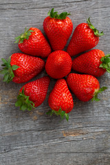 rote Erdbeere auf hölzernem hintergrund