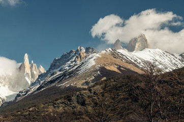 En la Patag&oacute;nia argentina, el Cerro Torre y el Cerro Fitz Roy, las monta&ntilde;as m&aacute;s emblem&aacute;ticas y espectaculares del Parque Natural de los Glaciares, sobreviven a las nubes.
