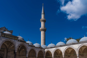 Fototapeta na wymiar Innenhof und Minarett Suleymaniye Moschee Istanbul