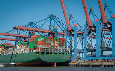 Fototapeta premium Containerschiff mit Frachtgut im Hafen