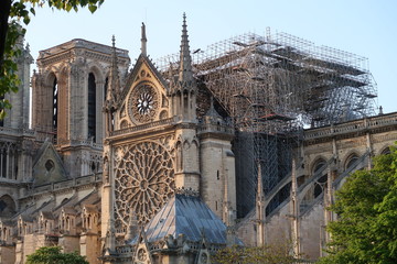 Cathédrale Notre Dame de Paris après l'incendie du 15 avril 2019 : vue sur le pignon sud...