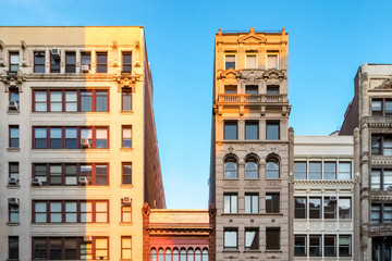 Row of old building rooftops in New York City - obrazy, fototapety, plakaty