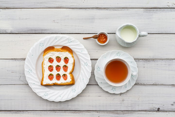 トーストアート イチゴ柄