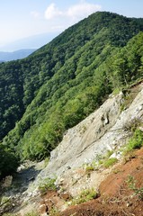 Fototapeta na wymiar 雨山の崖と檜岳