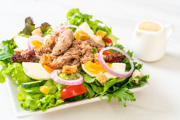 Tuna with vegetable salad and eggs