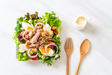 Tuna with vegetable salad and eggs