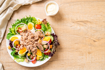 Tuna with vegetable salad and eggs