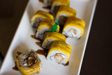 Sushi envuelto en fruta 