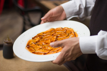 Preparando carpaccio de salmón 