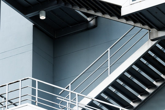 Escaleras de emergencia de plata en edificio gris de nueva construcci&oacute;n para emergencias