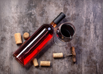 Obraz na płótnie Canvas red wine bottle