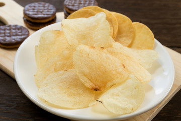 ポテトチップスとチョコレート菓子