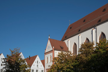 Obraz premium Maria Himmelfahrt Church, white houses, Landsberg am Lech, Germany