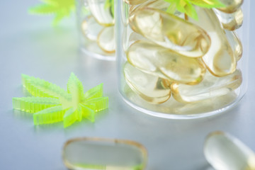 Obraz na płótnie Canvas Pillen, Tabletten, Kapseln mit Cannabis Marihuana Hanf und CBD in Labor Becherglas gegen Schmerzen zur Therapie als Medizin 