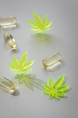 Pillen, Tabletten, Kapseln mit Cannabis Marihuana Hanf und CBD gegen Schmerzen zur Therapie als Medizin Arzneimittel