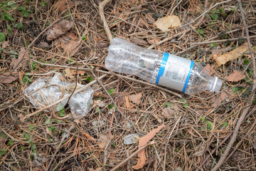 Obraz premium Empty plastic bottle lying around in the Park on the ground.