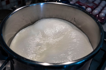 boil fresh milk at home, milk is boiling, home cooked cow milk is best for health