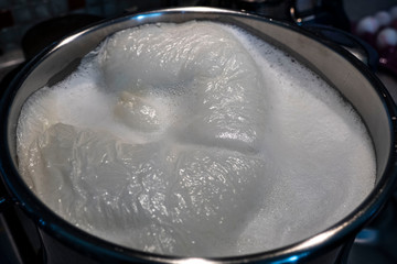 boil fresh milk at home, milk is boiling, home cooked cow milk is best for health