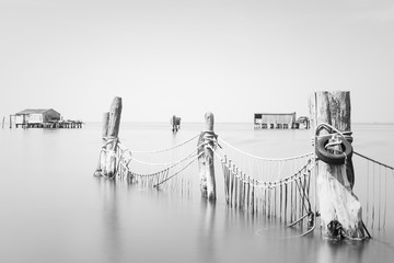 Fischernetze und Fischerh&uuml;tten in der Lagune von Venedig