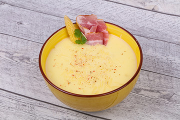Cheese soup with bacon