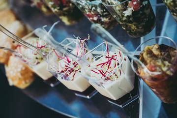 Buffet d'assortiment de verrines, cocktail pour mariage