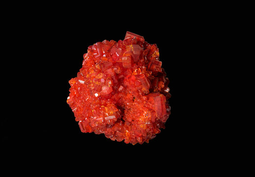 gro&szlig;er roter Kristall aus Kaliumdichromat auf schwarzem Hintergrund