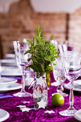 Tischdekoration mit Kräutern