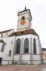the Kirchhofplatz square with people and the Sankt Johann church