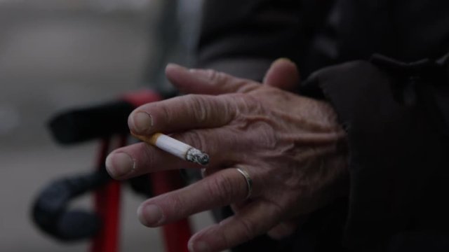 faltige H&auml;nde Zigarette