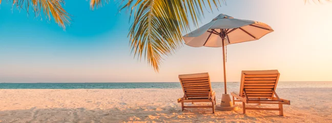 Fotobehang Mooie tropische strandbanner. Wit zand en kokospalmen reizen toerisme breed panorama achtergrond concept. Geweldig strandlandschap © icemanphotos