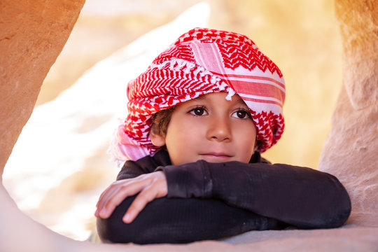 Bimbo con la kefia a Petra, Giordania 