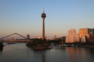 Abendstimmung in Düsseldorf / Blick von der Hafenspitze