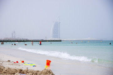なめらかな白砂が美しい砂漠の海、カイトビーチ（Kite Beach）| ドバイ