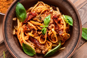 Bowl with tasty boiled pasta on table, closeup
