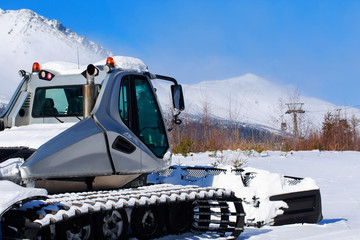 Ski slope preparation machine