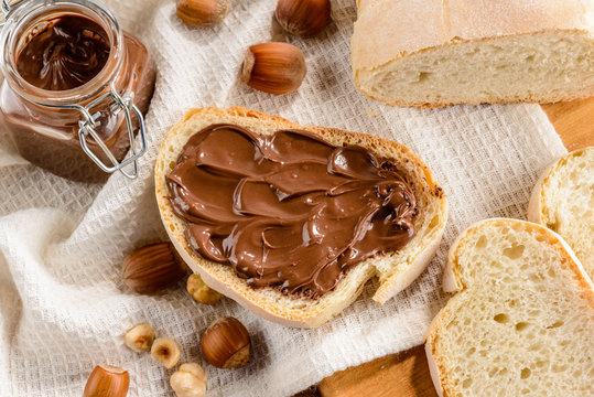 Crema di nocciola su fetta di pane, vista dall'alto